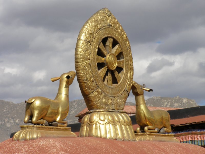 goldenroofdecoration2.jpg