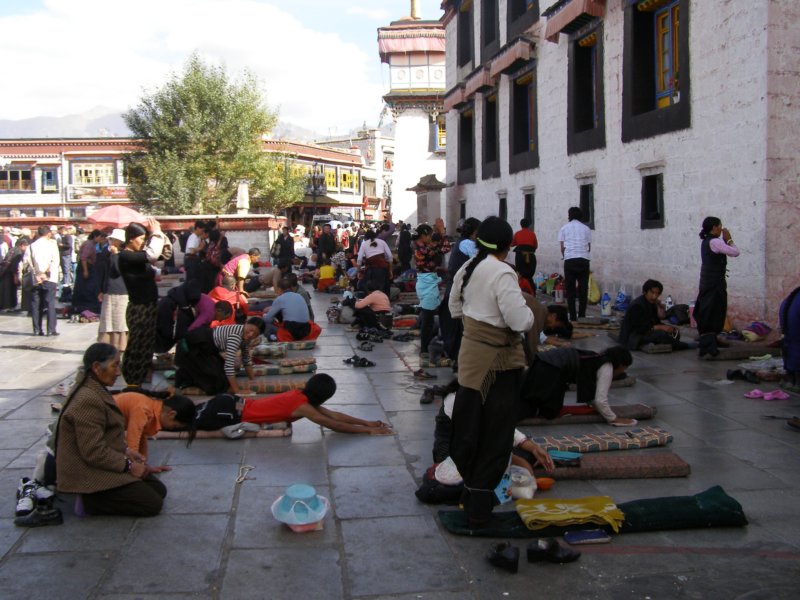 pilgrimsprostratingbeforeenteringthejohkangtemple.jpg